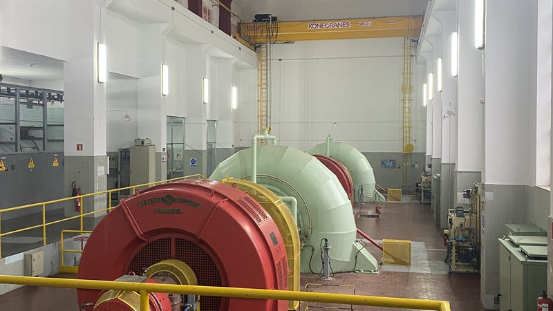 Sala de turbinas de una central hidroel&eacute;ctrica